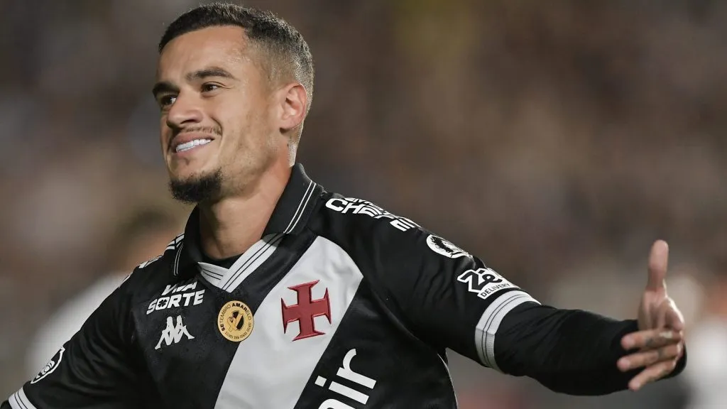 Coutinho, jogador do Vasco, comemora seu gol durante partida contra o Ceara no estadio Sao Januario pelo campeonato Brasileiro A 2025. Foto: Thiago Ribeiro/AGIF