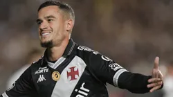 Coutinho, jogador do Vasco, comemora seu gol durante partida contra o Ceara no estadio Sao Januario pelo campeonato Brasileiro A 2025. Foto: Thiago Ribeiro/AGIF