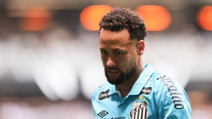 Neymar durante a partida com o Galo