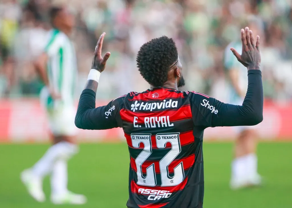Emerson Royal, jogador do Flamengo comemora seu gol durante partida contra o Juventude no estadio Alfredo Jaconi pelo campeonato Brasileiro A 2025. Foto: Luiz Erbes/AGIF