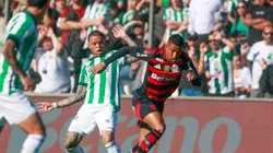 Samuel Lino, jogador do Flamengo, durante partida contra o Juventude no estadio Alfredo Jaconi pelo campeonato Brasileiro A 2025. Foto: Luiz Erbes/AGIF