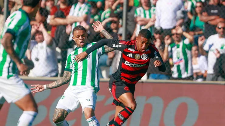 Samuel Lino, jogador do Flamengo, durante partida contra o Juventude no estadio Alfredo Jaconi pelo campeonato Brasileiro A 2025. Foto: Luiz Erbes/AGIF