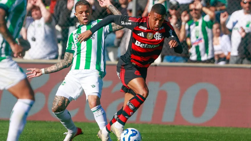 Samuel Lino em partida contra o Juventude. Foto: Luiz Erbes/AGIF
