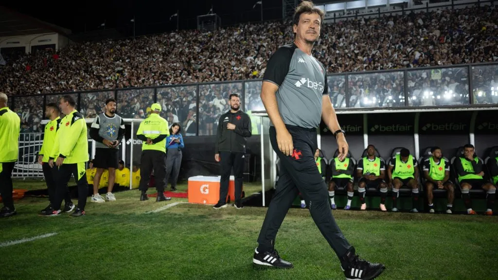 RJ – RIO DE JANEIRO – 14/09/2025 – BRASILEIRO A 2025, VASCO X CEARA – Fernando Diniz tecnico do Vasco durante partida contra o Ceara no estadio Sao Januario pelo campeonato Brasileiro A 2025. Foto: Jorge Rodrigues/AGIF