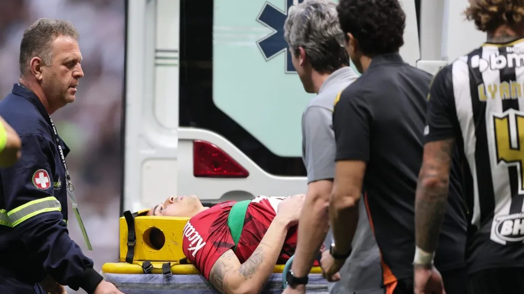 Gabriel Brazão sendo colocado na ambulância. Foto: Gilson Lobo/AGIF