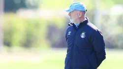 Mano Menezes orienta treino no CT Luiz Carvalho.