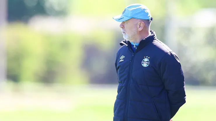 Mano Menezes orienta treino no CT Luiz Carvalho.
