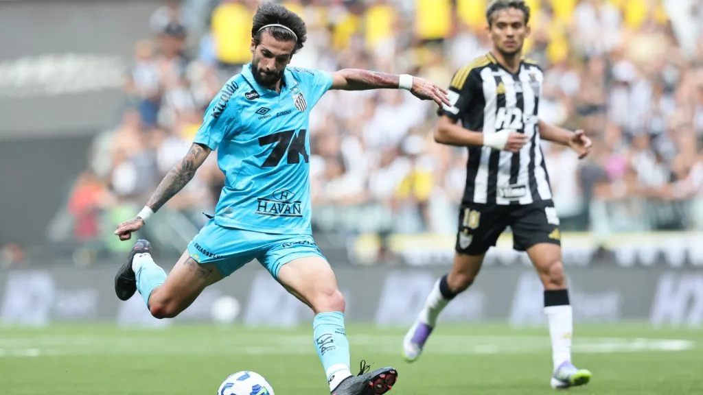 Lautaro Díaz finalizando durante Atlético-MG x Santos – Foto: Gilson Lobo/AGIF