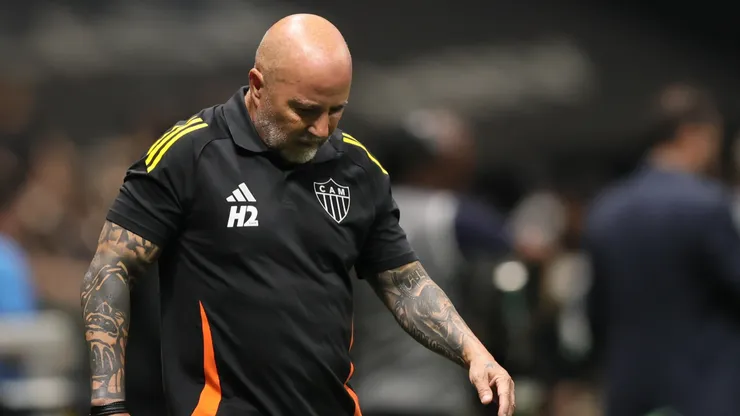 MG - BELO HORIZONTE - 14/09/2025 - BRASILEIRO A 2025, ATLÉTICO-MG X SANTOS - Jorge Sampaoli técnico do Atlético-MG lamenta durante partida contra o Santos no estádio Arena MRV pelo campeonato Brasileiro A 2025. Foto: Gilson Lobo/AGIF