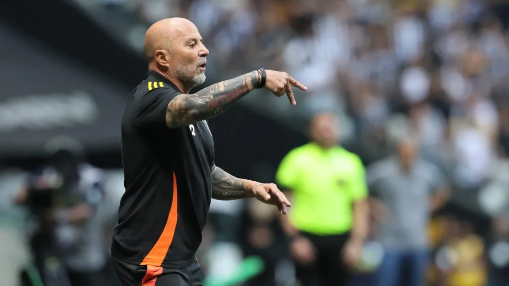 Jorge Sampaoli tecnico do Atletico-MG durante partida contra o Santos no estadio Arena MRV pelo campeonato Brasileiro A 2025. Foto: Gilson Lobo/AGIF
