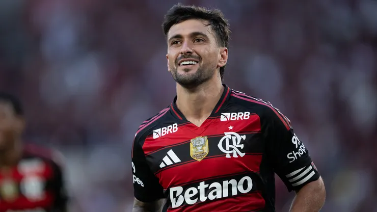 Arrascaeta em ação pelo Flamengo no Maracanã - Foto: Jorge Rodrigues/AGIF