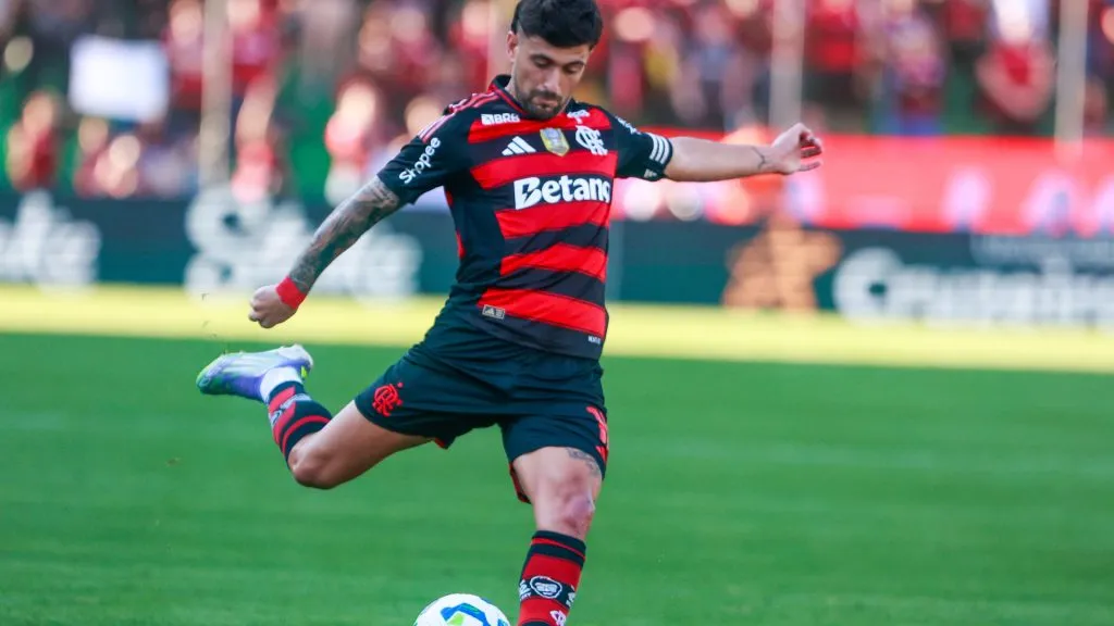 Arrascaeta atravessa bom momento pelo Flamengo em 2025 – Foto: Luiz Erbes/AGIF