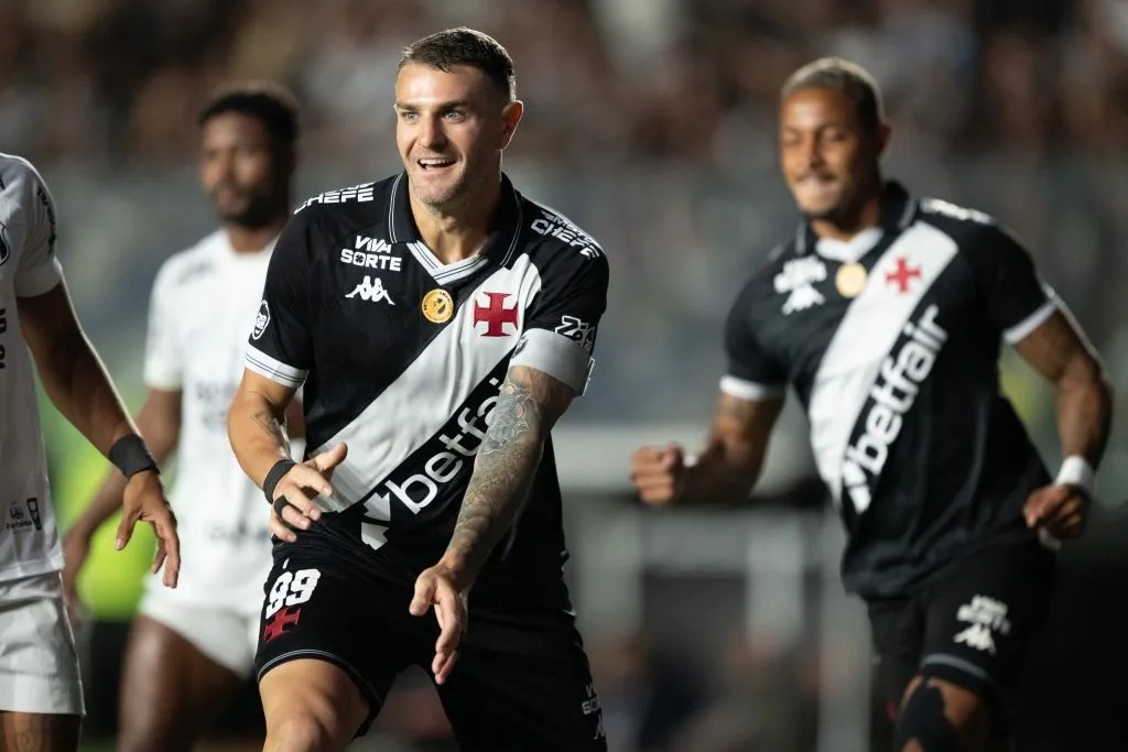 Vegetti, jogador do Vasco durante partida contra o Ceara no estadio Sao Januario pelo campeonato Brasileiro A 2025. Foto: Jorge Rodrigues/AGIF