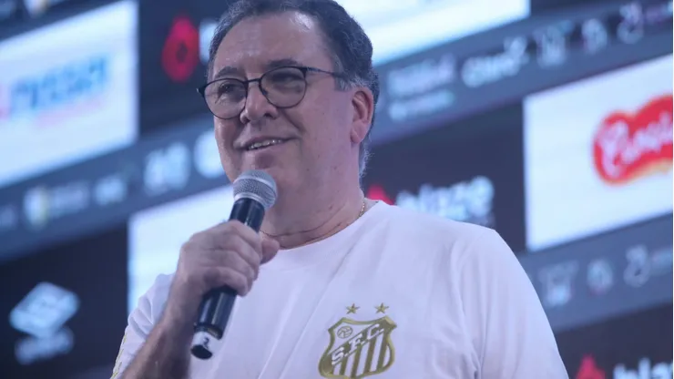 Marcelo Teixeira durante entrevista coletiva na apresentação de Neymar, na Vila Belmiro, em janeiro.