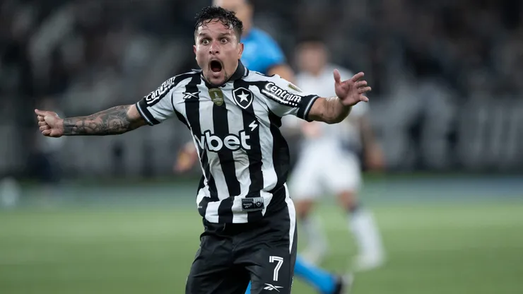 Artur jogador do Botafogo durante partida contra o LDU no estadio Engenhao pelo campeonato Copa Libertadores 2025. Foto: Jorge Rodrigues/AGIF