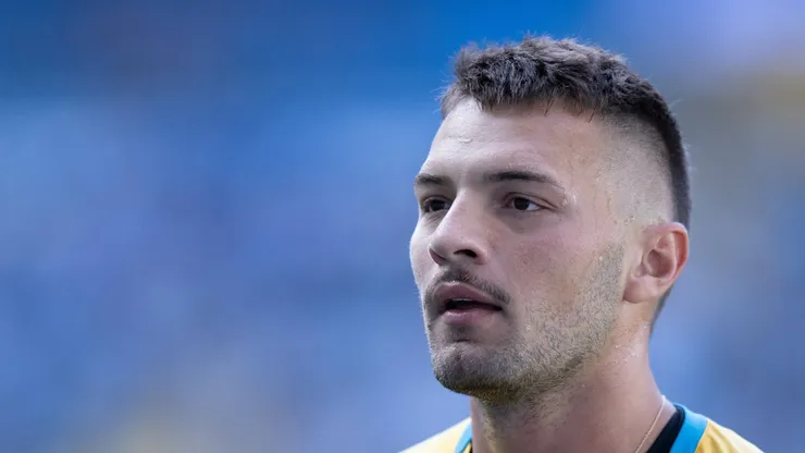 Gabriel Grando em ação com a camisa gremista.