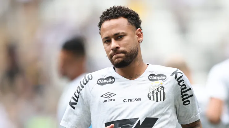 Neymar, jogador do Santos durante aquecimento antes da partida contra o Atletico-MG no estadio Arena MRV pelo campeonato Brasileiro A 2025.