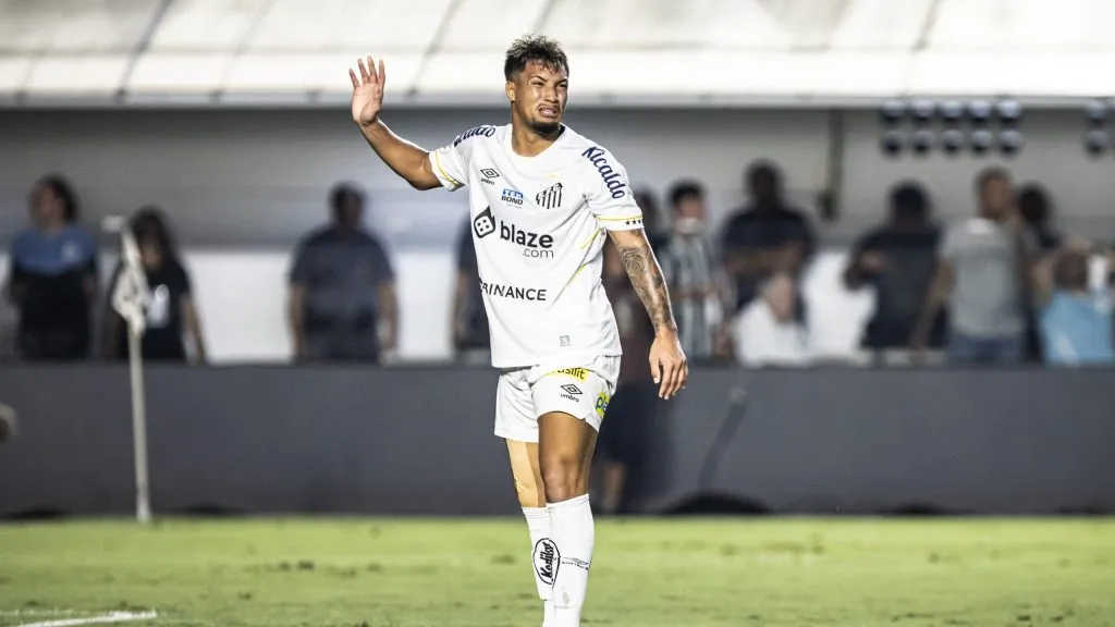 Marcos Leonardo jogador do Santos lamenta durante partida contra o Fluminense no estadio Vila Belmiro pelo campeonato Brasileiro A 2023. Foto: Abner Dourado/AGIF