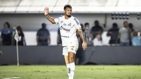 Marcos Leonardo jogador do Santos lamenta durante partida contra o Fluminense no estadio Vila Belmiro pelo campeonato Brasileiro A 2023. Foto: Abner Dourado/AGIF
