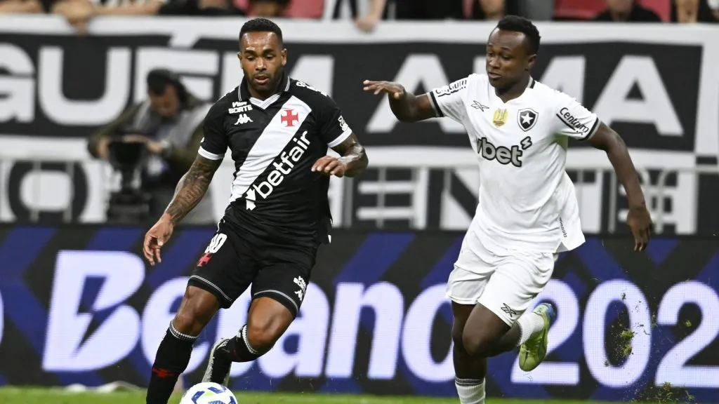 - Alex Teixeira jogador do Vasco durante partida contra o Botafogo no estadio Mane Garrincha pelo campeonato Brasileiro A 2025. Foto: Mateus Bonomi/AGIF