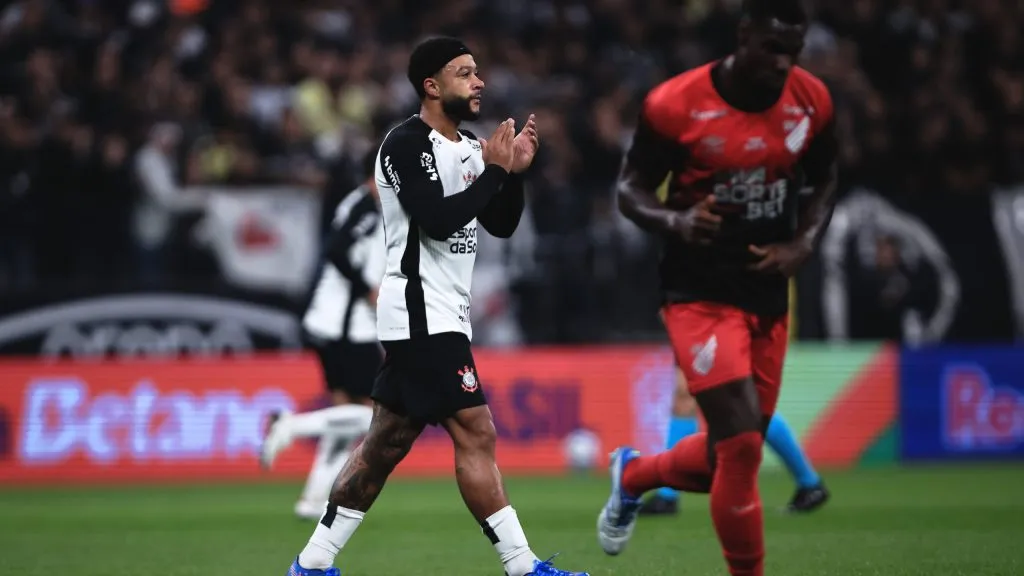 Memphis em duelo contra o Athletico-PR: holandêas não queria atuar na partida e acabu lesionado – Foto: Ettore Chiereguini/AGIF