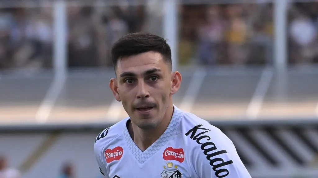 Foto: Jota Erre/AGIF – Escobar cumpre suspensão e vai abrir chance ao jovem Souza.