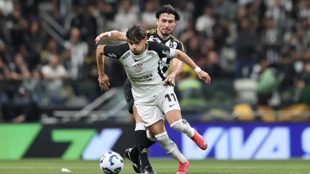 Junior Alonso jogador do Atletico-MG disputa lance com Angel Romero jogador do Corinthians durante partida no estadio Arena MRV pelo campeonato Brasileiro A 2025. Foto: Gilson Lobo/AGIF