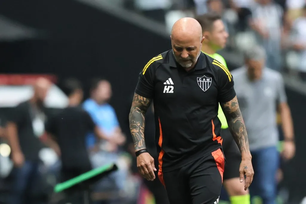 MG – BELO HORIZONTE – 14/09/2025 – BRASILEIRO A 2025, ATLETICO-MG X SANTOS – Jorge Sampaoli tecnico do Atletico-MG durante partida contra o Santos no estadio Arena MRV pelo campeonato Brasileiro A 2025. Foto: Gilson Lobo/AGIF