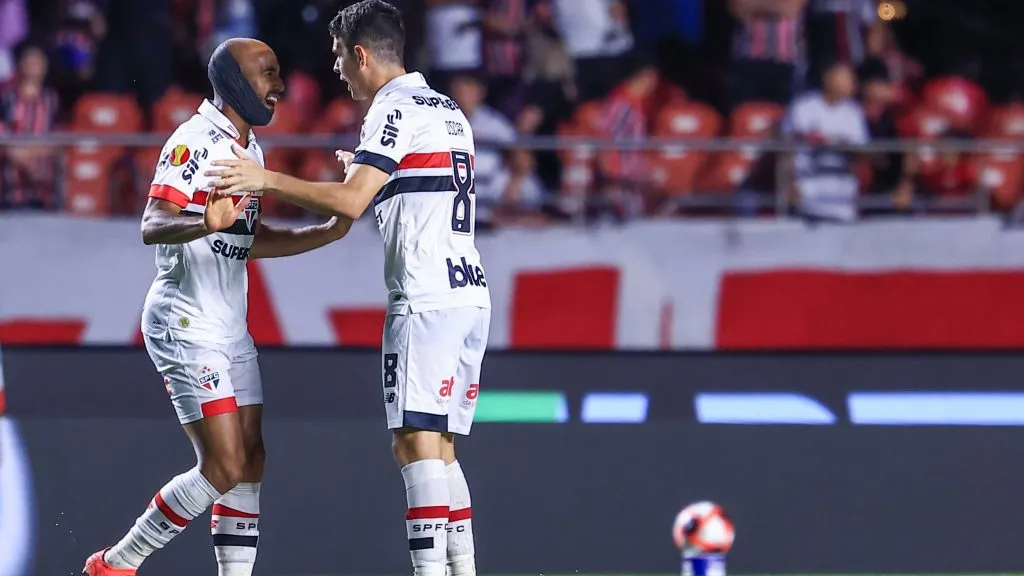 Lucas jogador do Sao Paulo comemora seu gol com Oscar jogador da sua equipe durante partida contra o Corinthians no estadio Morumbi pelo campeonato Paulista 2025. Foto: Marcello Zambrana/AGIF