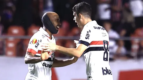 Lucas jogador do Sao Paulo comemora seu gol com Oscar jogador da sua equipe durante partida contra o Corinthians no estadio Morumbi pelo campeonato Paulista 2025. Foto: Marcello Zambrana/AGIF