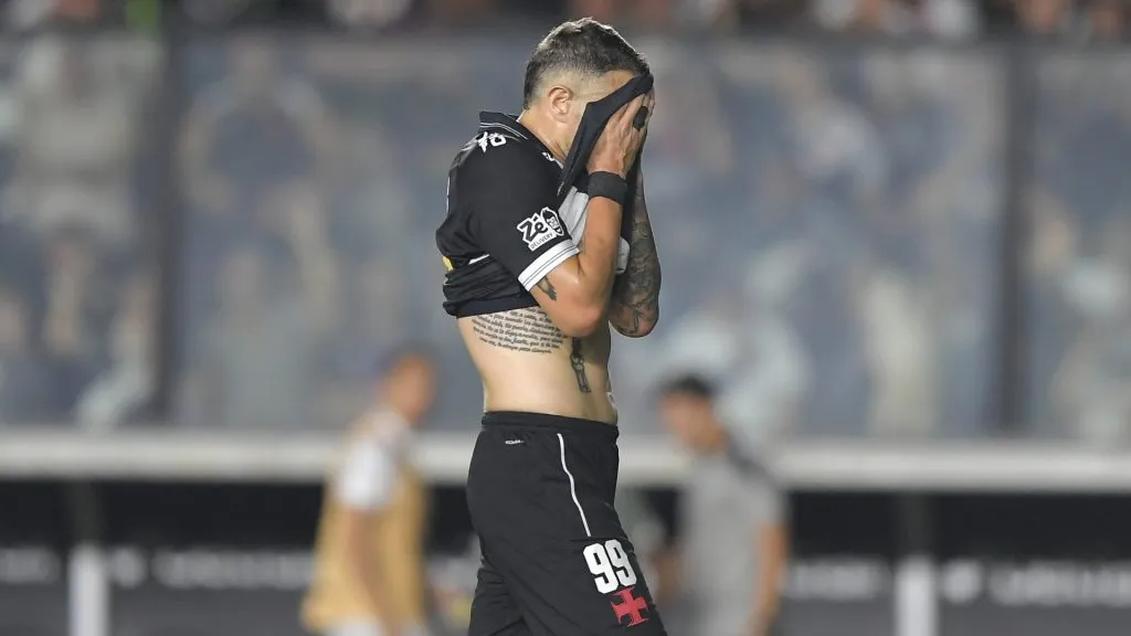 Vegetti lamentando oportunidade perdida em Vasco x Ceará – Foto: Thiago Ribeiro/AGIF