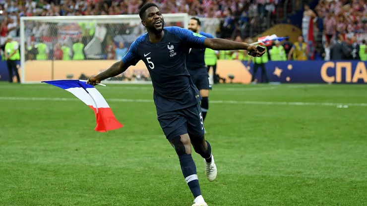 Samuel Umtiti festeja título mundial na Copa 2018 (Matthias Hangst/Getty Images)