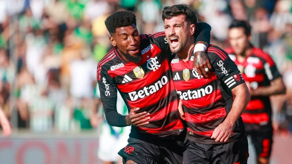 Arrascaeta jogador do Flamengo comemora seu gol com Emerson Royal jogador da sua equipe durante partida contra o Juventude no estadio Alfredo Jaconi pelo campeonato Brasileiro A 2025. Foto: Luiz Erbes/AGIF