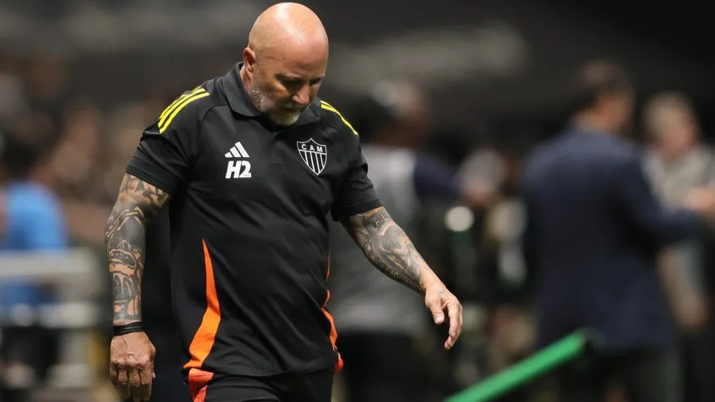 Sampaoli lamentnado oportundiade perdida em Atlético-MG x Santos – Foto: Gilson Lobo/AGIF