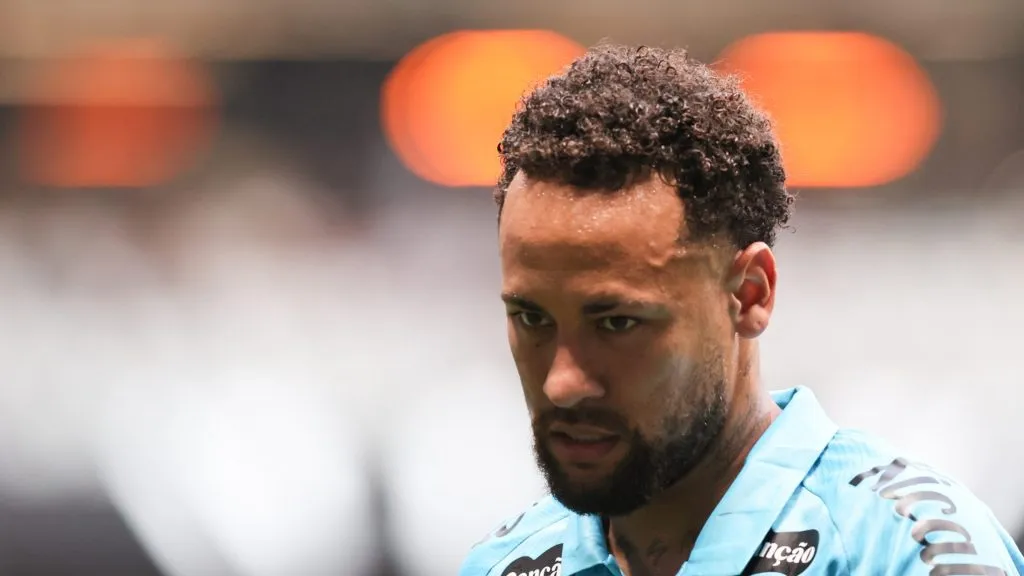 Foto: Gilson Lobo/AGIF – Neymar durante partida do Alvinegro Praiano na Arena MRV.