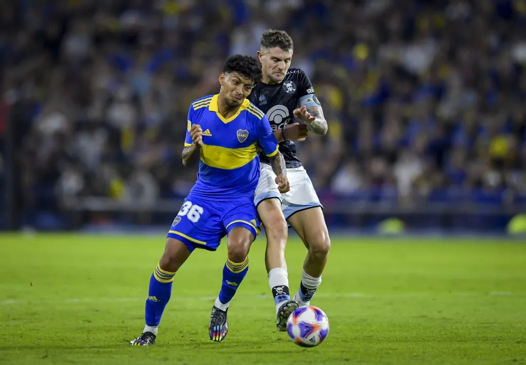 Cristian Medina do Boca Juniors disputando lance com Pablo Vegetti do Belgrano durante partida válida pela La Liga Profesional 2023 – (Photo by Marcelo Endelli/Getty Images)