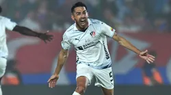 Alzugaray comemorando um gol pela LDU. (Photo by Marcelo Endelli/Getty Images)