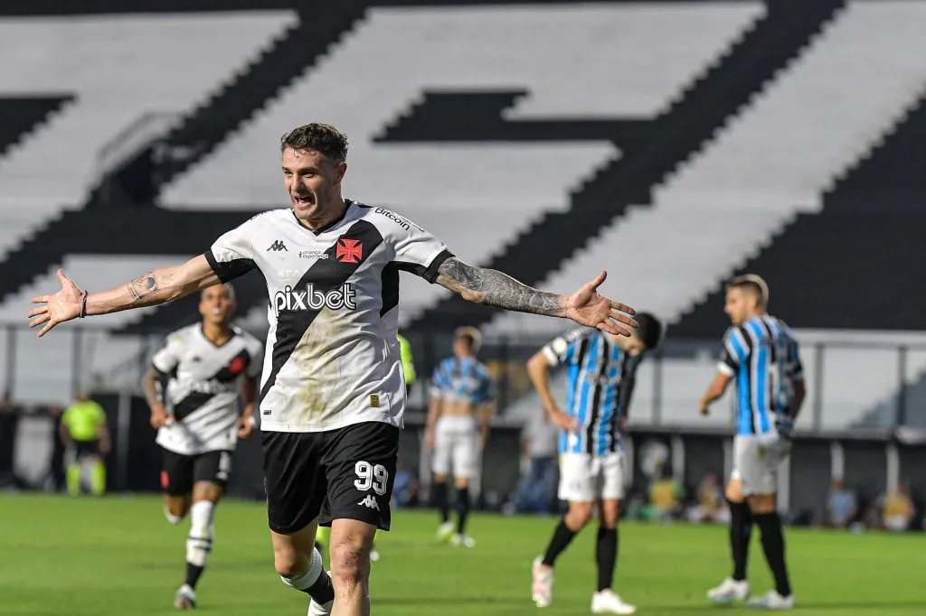 Vegetti jogador do Vasco comemora seu primeiro gol durante partida contra o Grêmio pelo Campeonato Brasileiro A 2023 – Foto: Thiago Ribeiro/AGIF