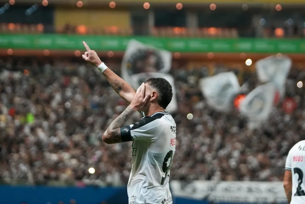 Vegetti jogador do Vasco comemora seu gol a torcida do Vasco durante partida contra o Madureira pelo Campeonato Carioca 2025 – Foto: Aguilar Abecassis/AGIF