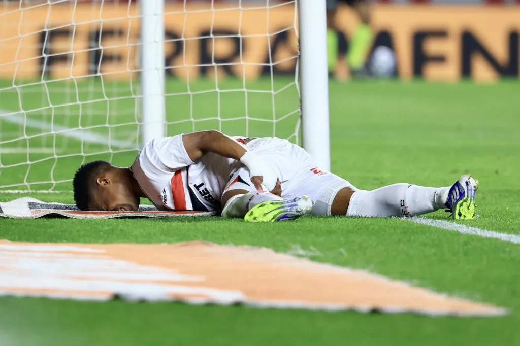 Wendell saiu machucado contra o Botafogo, mas exames negaram lesão no LE do SPFC – Foto: Marcello Zambrana/AGIF