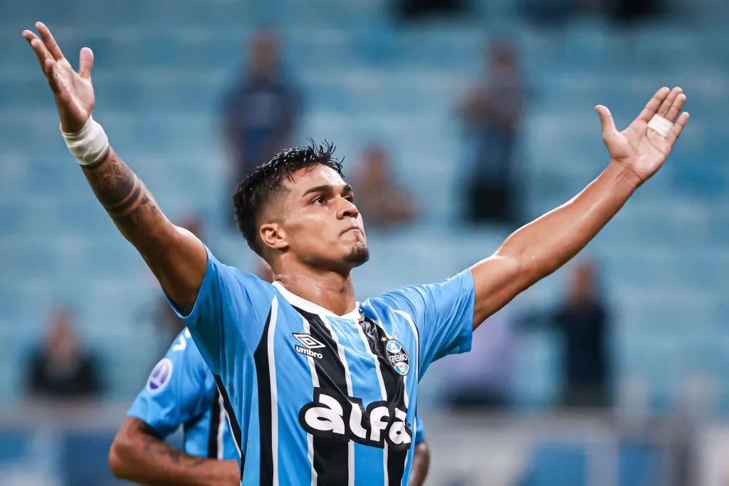 Arezo celebra um gol pelo Imortal. Foto: Maxi Franzoi/AGIF