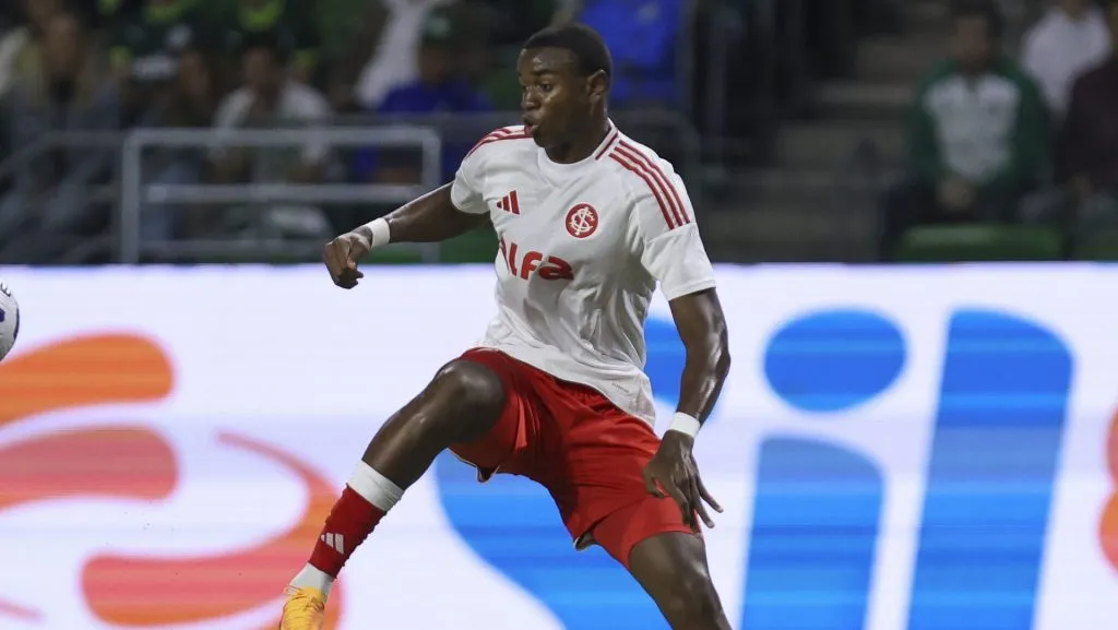 Ricardo Mathias, atacante do Internacional em partida pelo campeonato brasileiro (Foto: Ricardo Moreira/Getty Images)