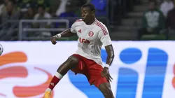 Ricardo Mathias, atacante do Internacional em partida pelo campeonato brasileiro (Foto: Ricardo Moreira/Getty Images)