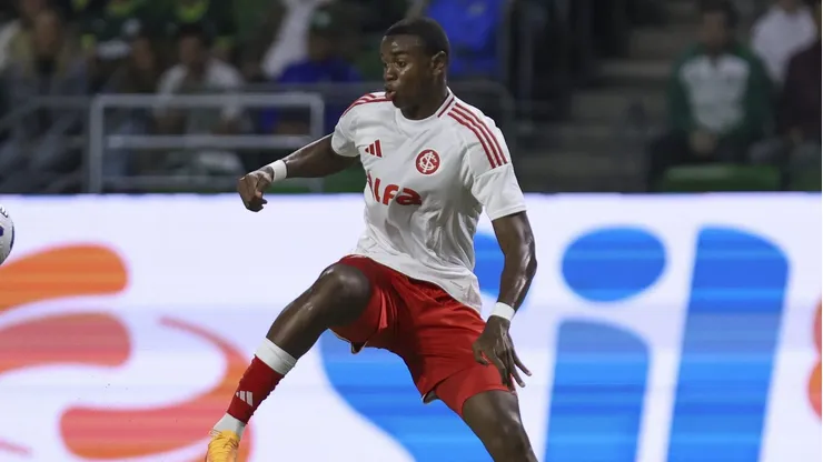 Ricardo Mathias, atacante do Internacional em partida pelo campeonato brasileiro (Foto: Ricardo Moreira/Getty Images)
