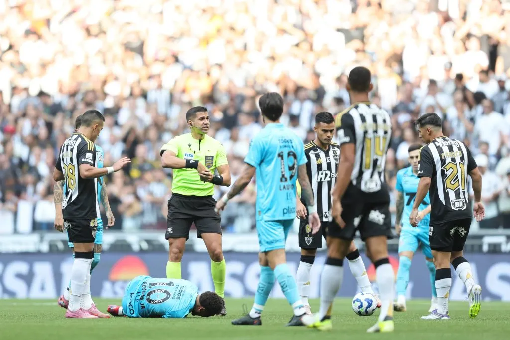 Santos reclama de pênalti não marcado em Neymar contra o Atlético-MG. Foto: Gilson Lobo/AGIF