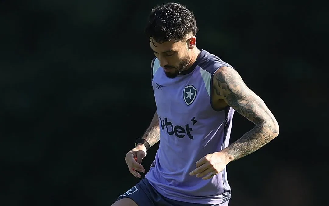 Alex Telles, durante treino coletivo do CT do Botafogo com foco no duelo em casa contra o Mirassol na quarta. Foto: Vítor Silva/ BFR