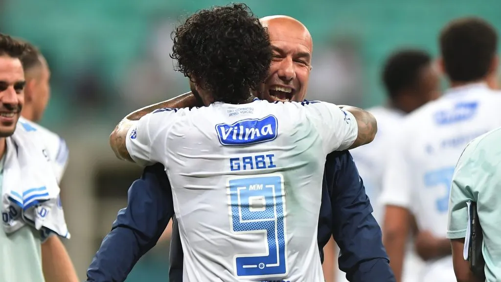 Gabigol Jogador do Cruzeiro comemoram vitoria ao final da partida contra o Bahia no estadio Arena Fonte Nova pelo campeonato Brasileiro A 2025. Foto: Jhony Pinho/AGIF