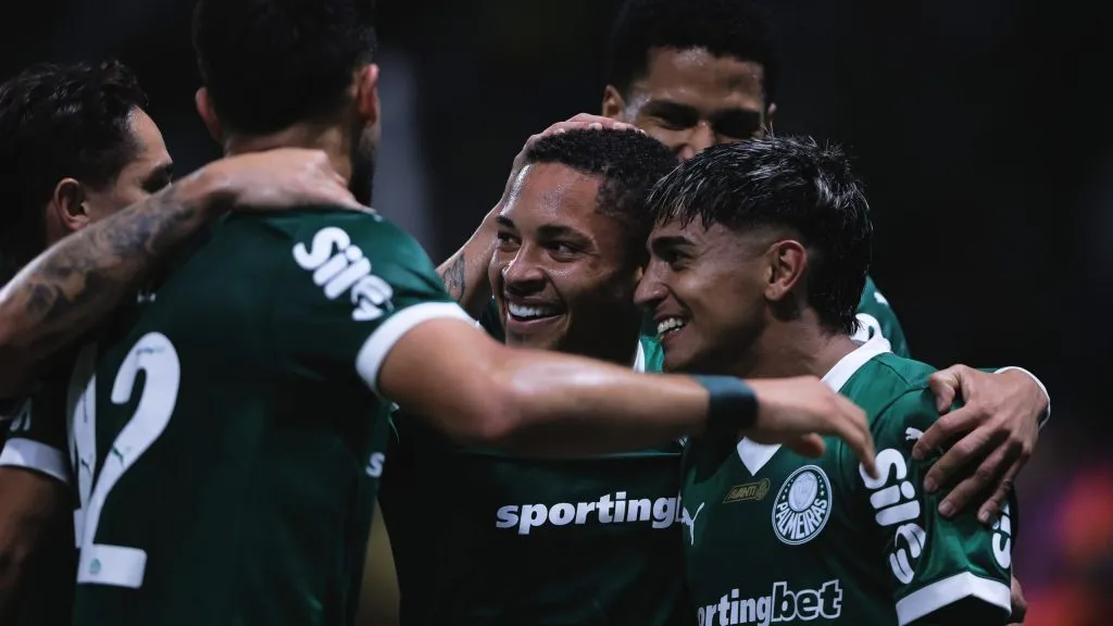 Jogadores Palmeiras comemorando gol. Foto: Ettore Chiereguini/AGIF
