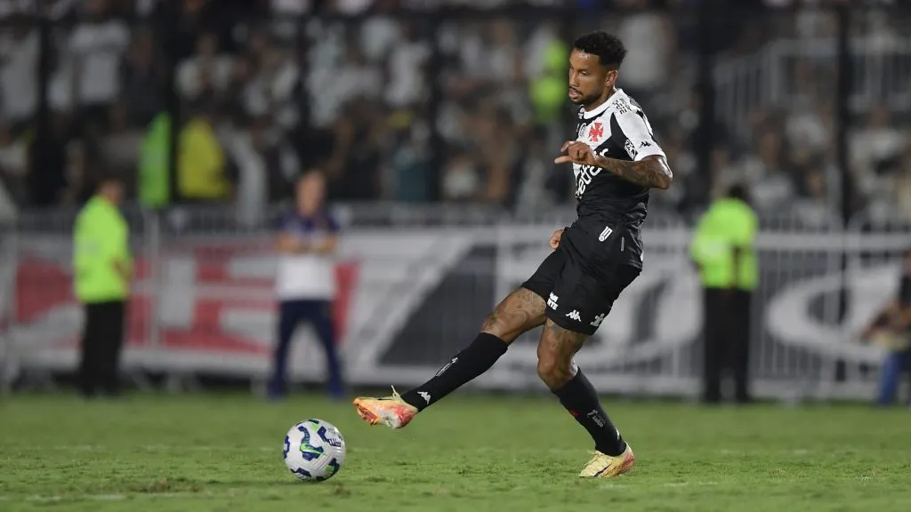 Jair se posiciona após passar por cirurgia no joelho – Foto: Thiago Ribeiro/AGIF