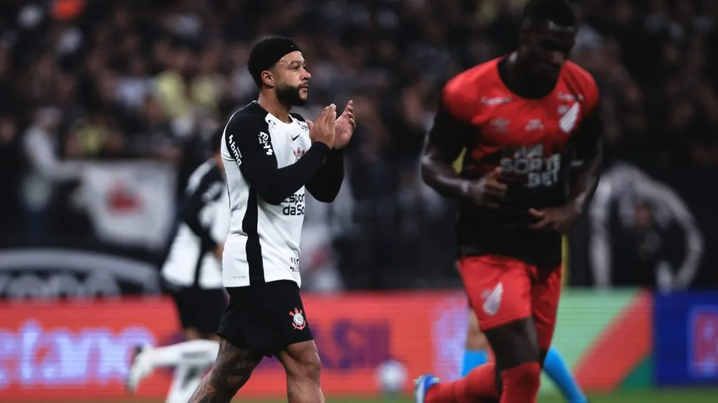 Memphis Depay durante partida. Foto: Ettore Chiereguini/AGIF